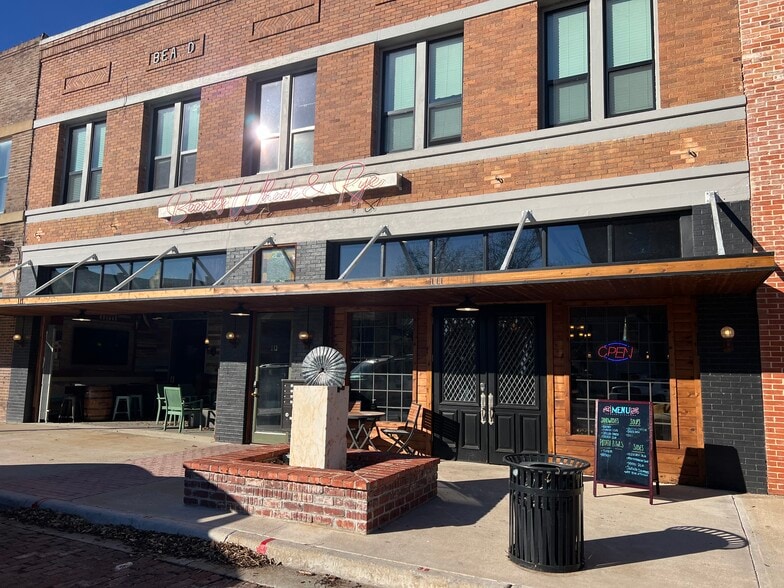 111 & 113 S Lamar Multifamily + Retail portfolio of 2 properties for sale on LoopNet.ca - Building Photo - Image 3 of 10