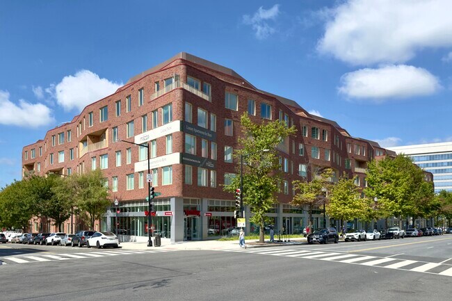 Plus de détails pour 5300 Wisconsin Ave, Washington, DC - Commerce de détail à louer