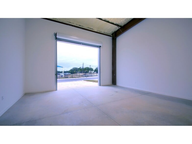7696 183A Toll Rd, Leander, TX for lease - Interior Photo - Image 2 of 16