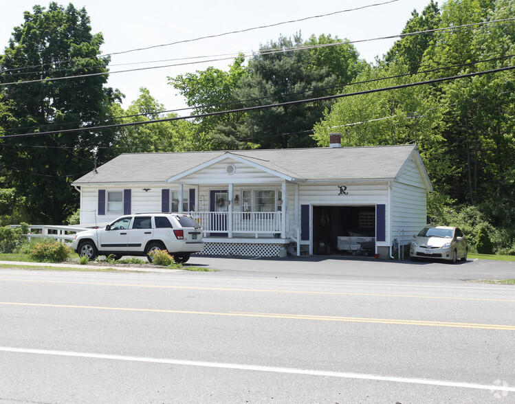 425 Bay Rd, Queensbury, NY à vendre - Photo principale - Image 1 de 1