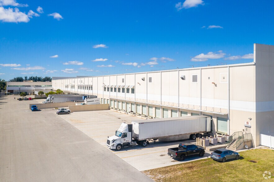 5480 W Hillsboro Blvd, Coconut Creek, FL à louer - Photo du bâtiment - Image 2 de 9