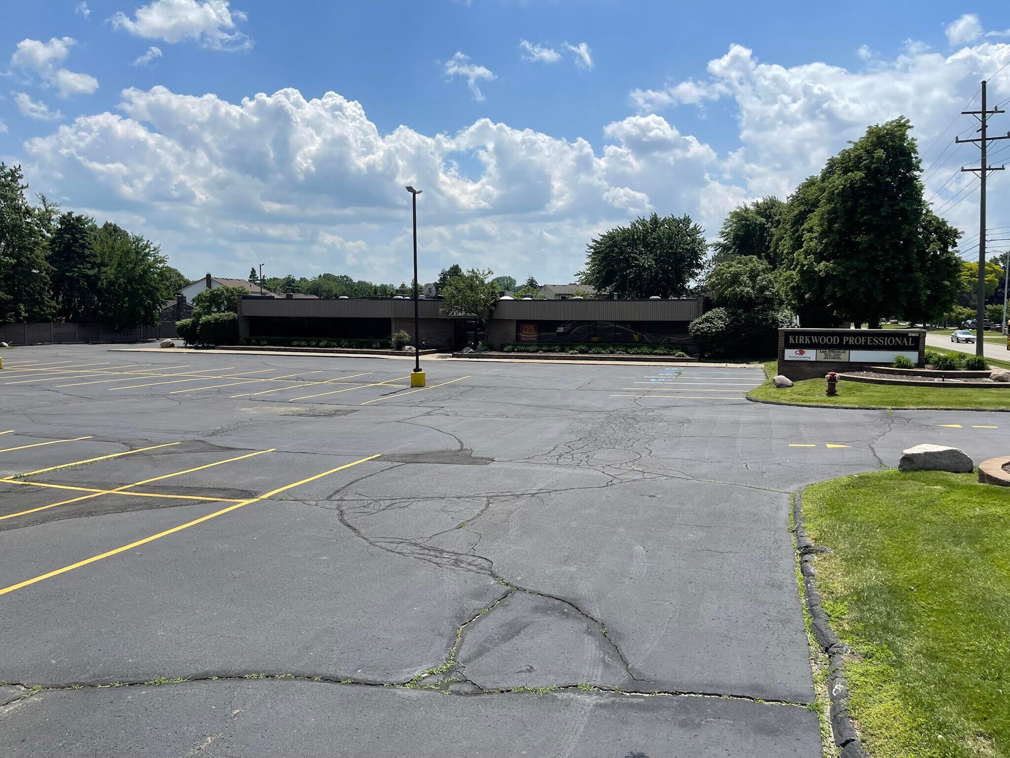 42700 Schoenherr Rd, Sterling Heights, MI à vendre Photo du bâtiment- Image 1 de 8