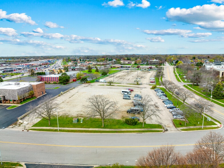 151 Fieldgate Dr, Saint Charles, IL à vendre - Photo du bâtiment - Image 2 de 10