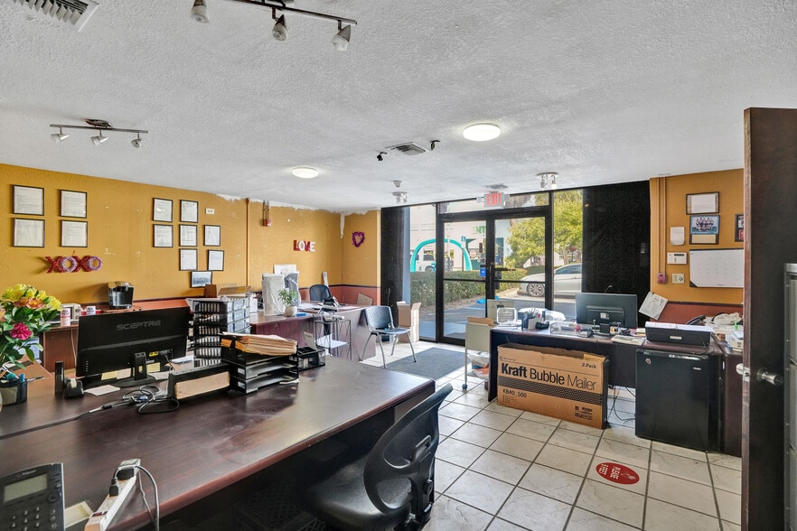 2360 W 76th St, Hialeah, FL for sale - Interior Photo - Image 3 of 16