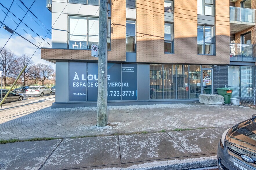 250 Rue Gary-Carter, Montréal, QC à louer - Photo du bâtiment - Image 2 de 21