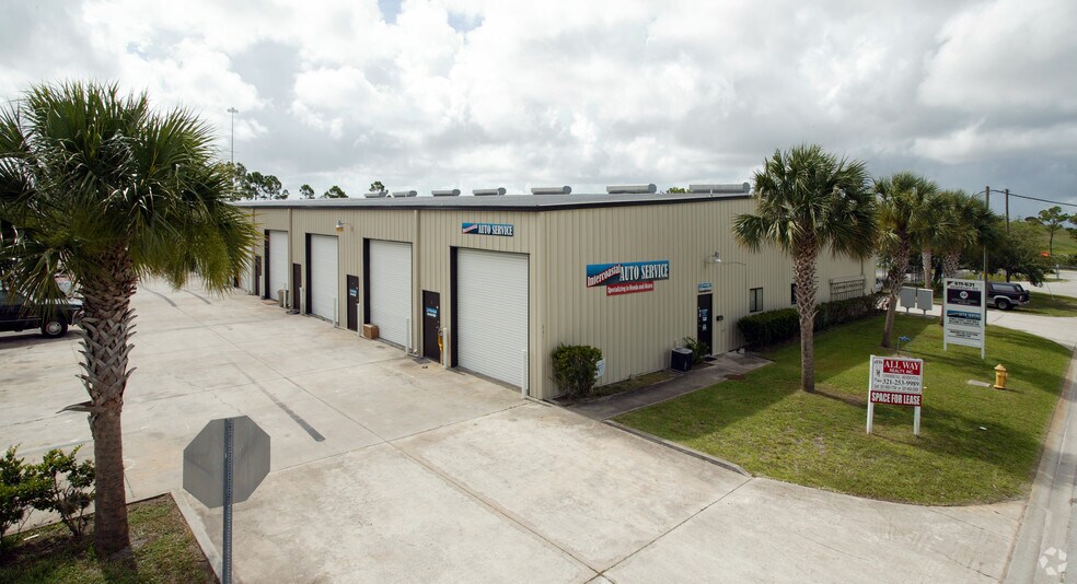 611-631 Washburn Rd, Melbourne, FL à louer - Photo du bâtiment - Image 2 de 4