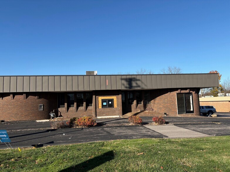 1394 S Cleveland Massillon Rd, Akron, OH à louer - Photo du bâtiment - Image 2 de 7