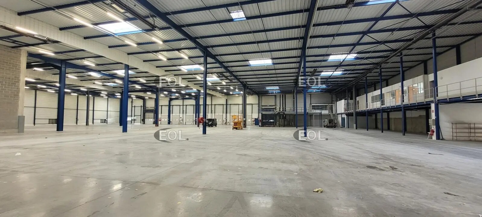 Industrial in Miribel for lease Building Photo- Image 1 of 7