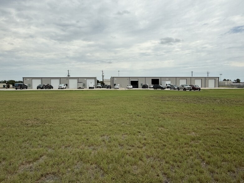 299 Navarro Drive portfolio of 2 properties for sale on LoopNet.ca - Building Photo - Image 3 of 18