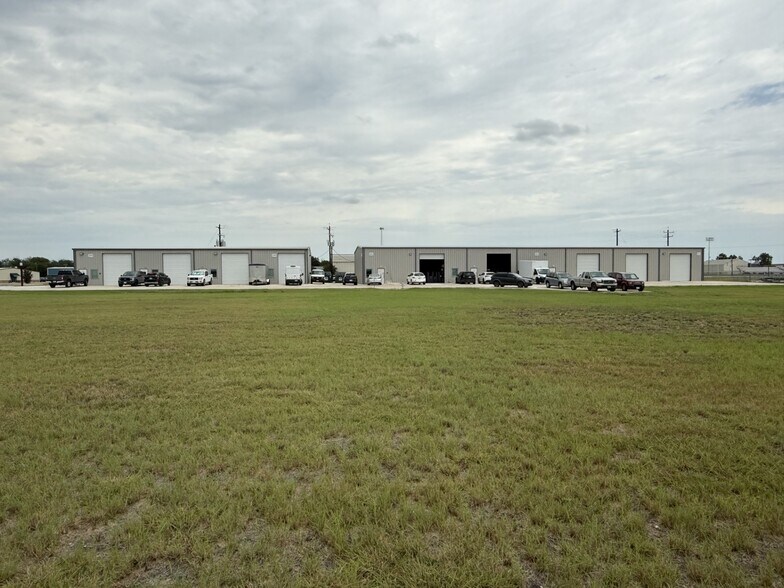 299 Navarro Drive portefeuille de 2 propriétés à vendre sur LoopNet.ca - Photo du bâtiment - Image 3 de 18