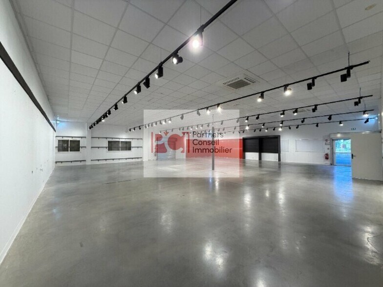 Retail in Nîmes for lease - Interior Photo - Image 1 of 3