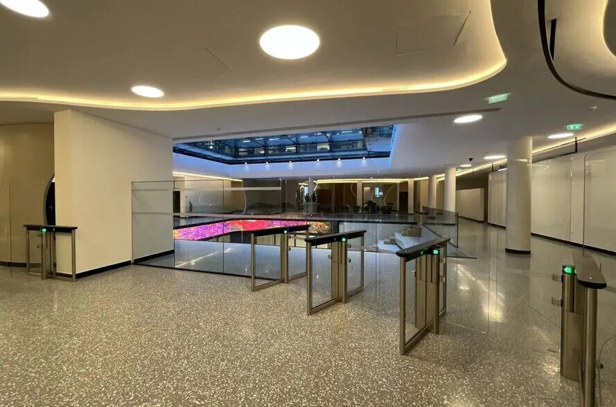 44-48 Rue De Châteaudun, Paris à louer - Photo du bâtiment - Image 3 de 9