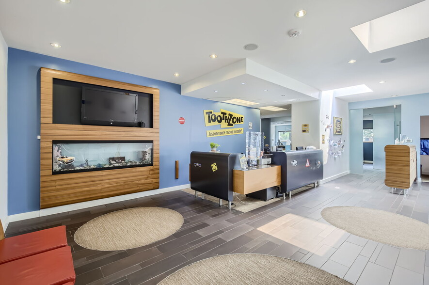 1818 W Mountain View Ave, Longmont, CO for sale - Interior Photo - Image 2 of 7