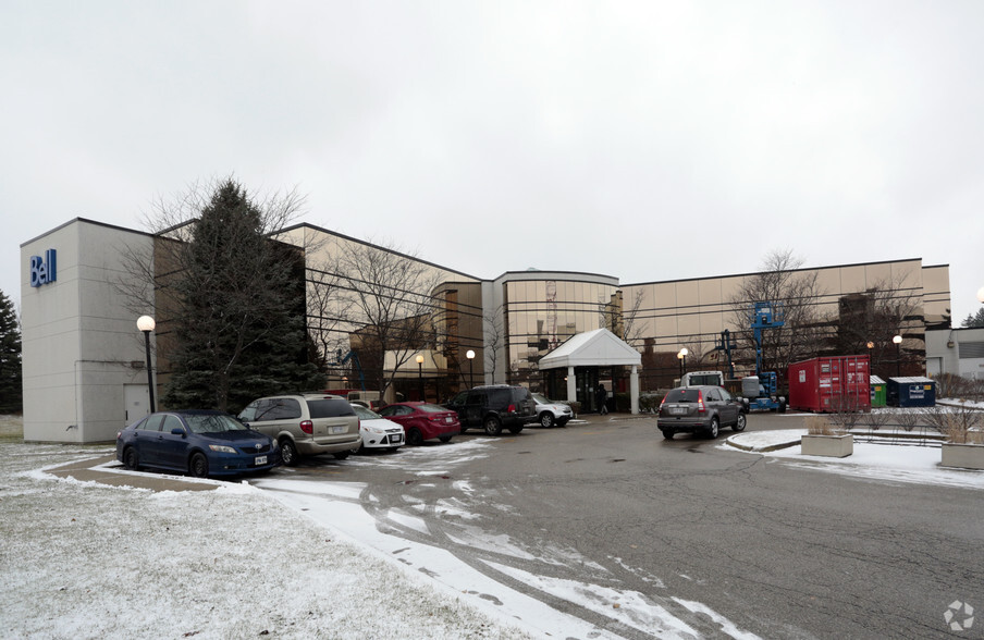 575 Riverbend Dr, Kitchener, ON for lease - Building Photo - Image 3 of 5