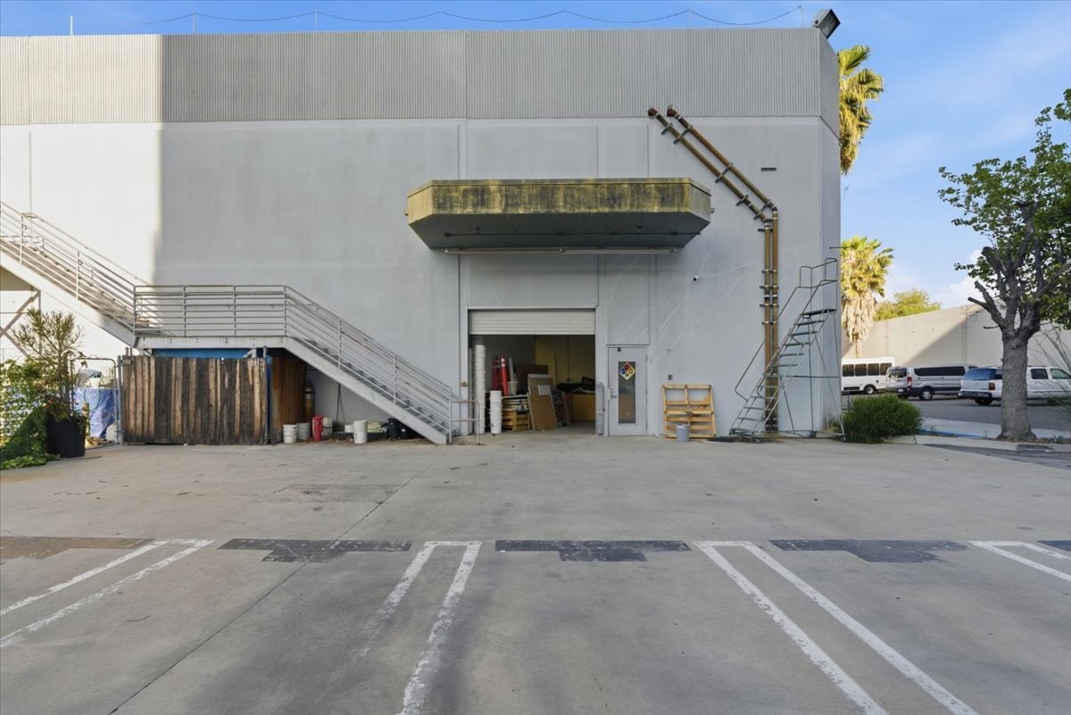 6110 Variel Ave, Woodland Hills, CA for lease Interior Photo- Image 1 of 5