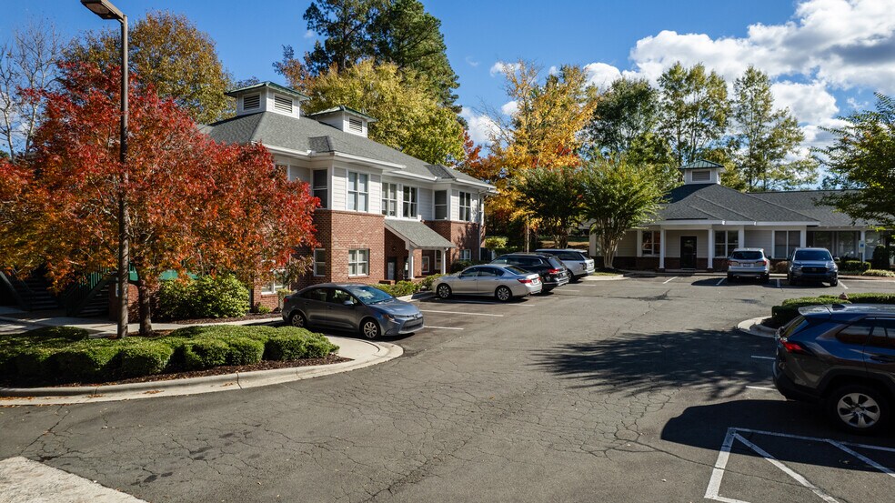 1502 W Nc-54 Hwy, Durham, NC à louer - Photo du bâtiment - Image 3 de 11