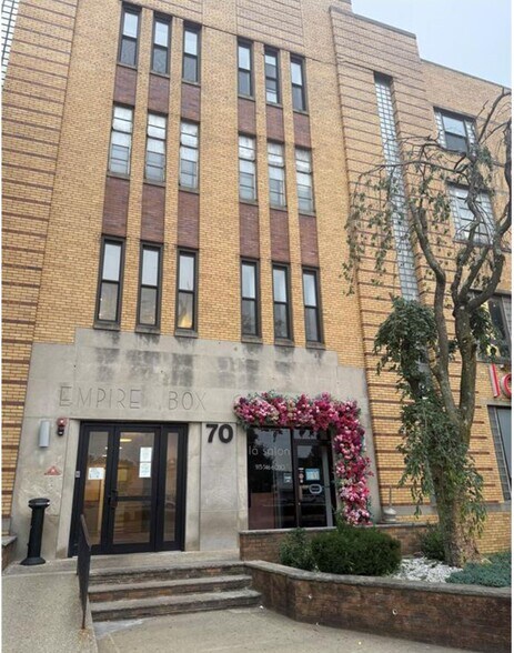 70 Outwater Ln, Garfield, NJ à louer - Photo du bâtiment - Image 2 de 8