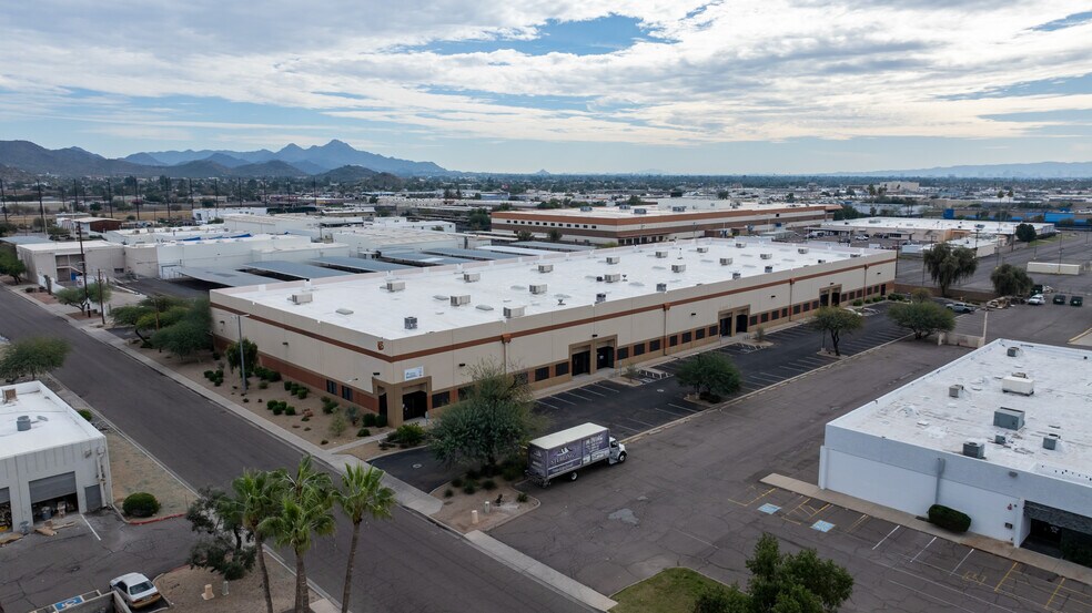 2255 W Desert Cove Ave, Phoenix, AZ à louer - Photo du bâtiment - Image 2 de 3