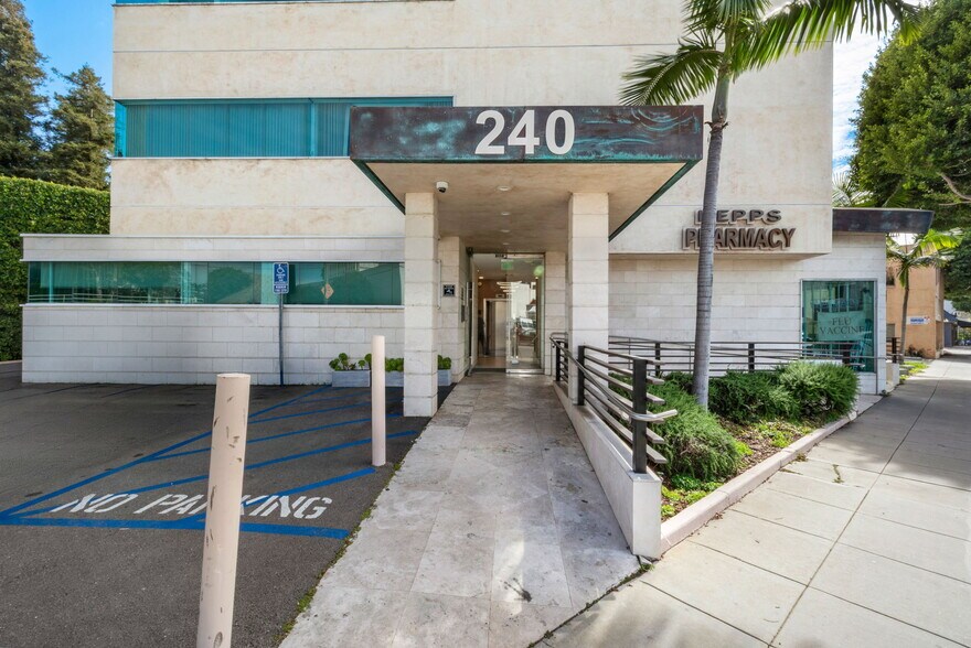 240 S La Cienega Blvd, Beverly Hills, CA à louer - Photo du bâtiment - Image 2 de 10