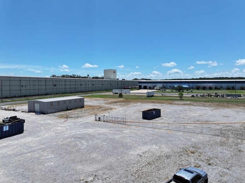 1075 Mendell Davis Dr, Byram, MS for sale - Building Photo - Image 2 of 8