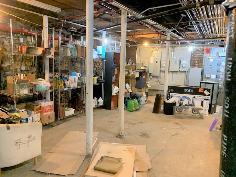 6823 3rd Ave, Brooklyn, NY à louer - Photo du bâtiment - Image 2 de 2