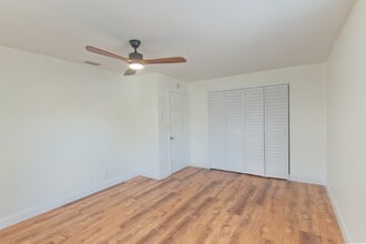 1200 40th St S, Saint Petersburg, FL for sale Interior Photo- Image 1 of 12