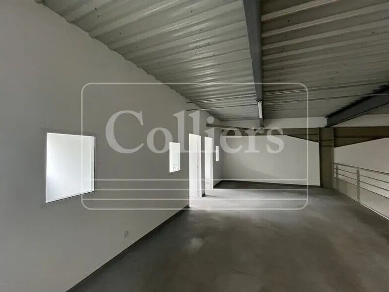 Flex in La Ciotat for lease - Interior Photo - Image 3 of 6