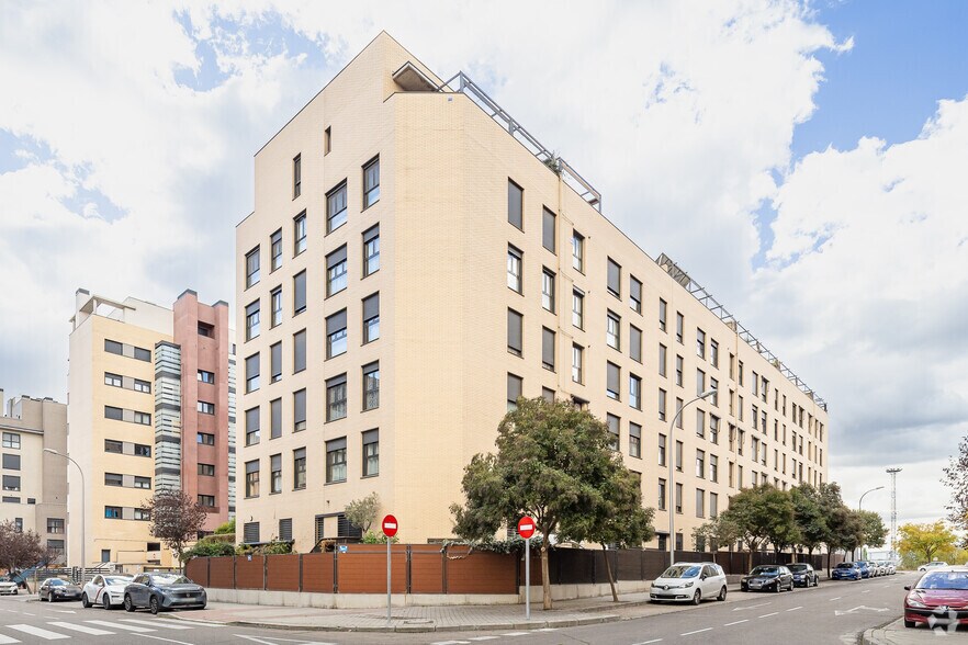 Calle Arroyo de la Bulera, 31A, Madrid, Madrid à louer - Photo du bâtiment - Image 2 de 3