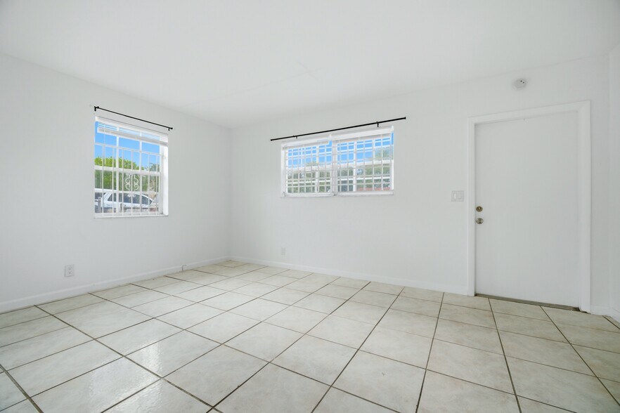 823-825 NW 9th St, Hallandale Beach, FL à vendre - Photo du bâtiment - Image 3 de 13