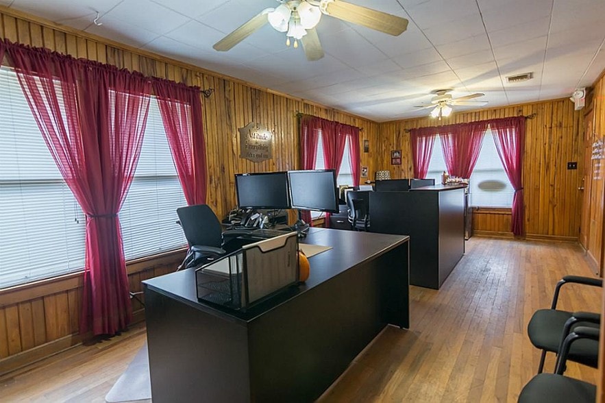 207 W Montgomery St, Willis, TX for lease - Interior Photo - Image 3 of 9