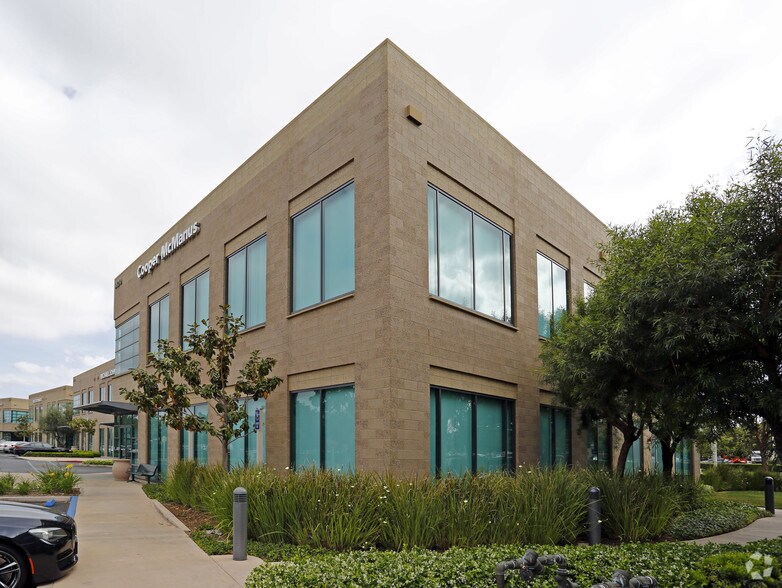 9870 Research Dr, Irvine, CA à louer - Photo du bâtiment - Image 2 de 6