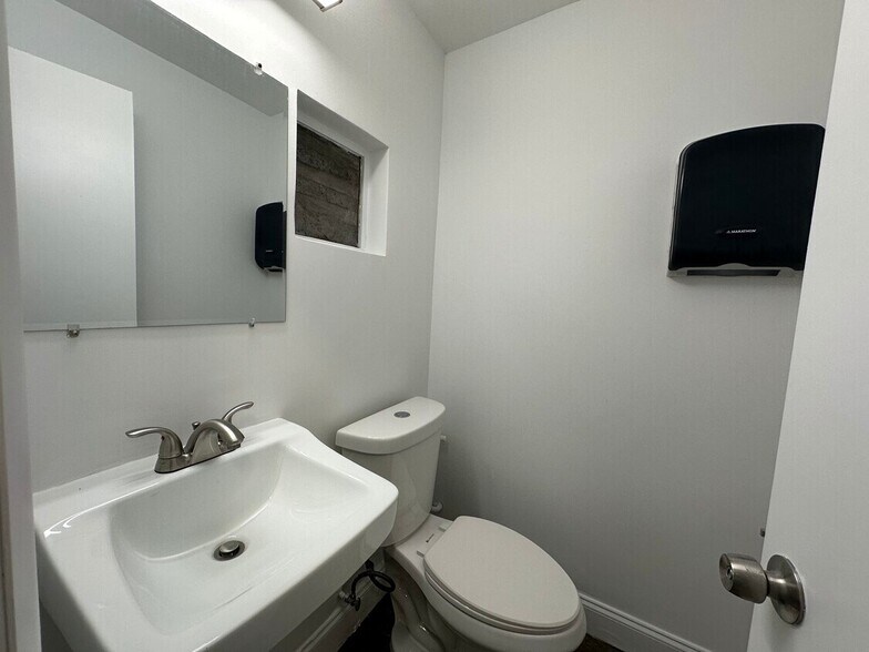 Two Industrial Warehouse's for Sale portefeuille de 2 propriétés à vendre sur LoopNet.ca - Photo du bâtiment - Image 3 de 7