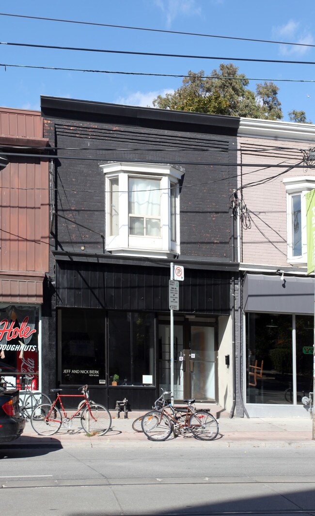 Plus de détails pour 1594 Queen St W, Toronto, ON - Commerce de détail à vendre