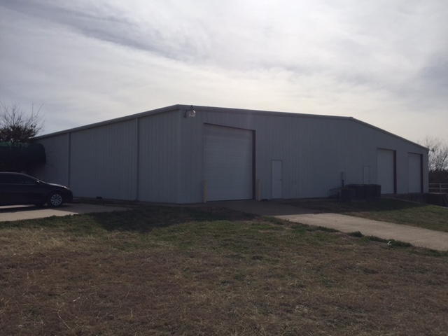 2200 Commercial Ln, Granbury, TX à vendre - Photo du bâtiment - Image 2 de 13