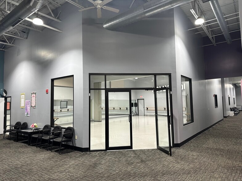 S63W13700 Janesville Rd, Muskego, WI for lease - Interior Photo - Image 3 of 16