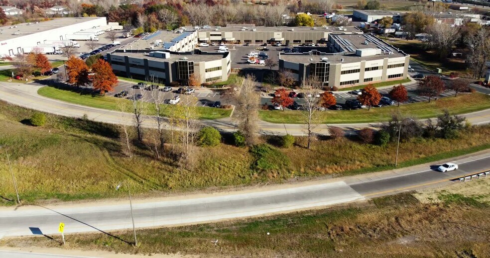 7300 Hudson Blvd N, Oakdale, MN à louer - Vidéo sur l’inscription commerciale - Image 3 de 14