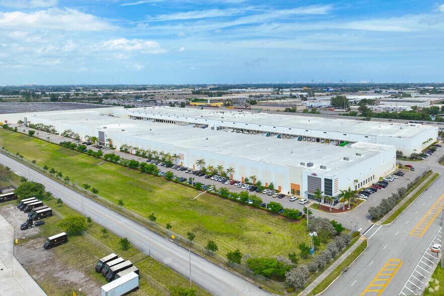 5801 E 10th Ave, Hialeah, FL à louer - Aérien - Image 1 de 2