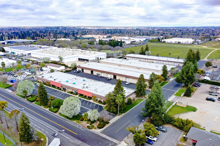 105 W Dakota Ave, Clovis, CA à louer - Photo du bâtiment - Image 2 de 7