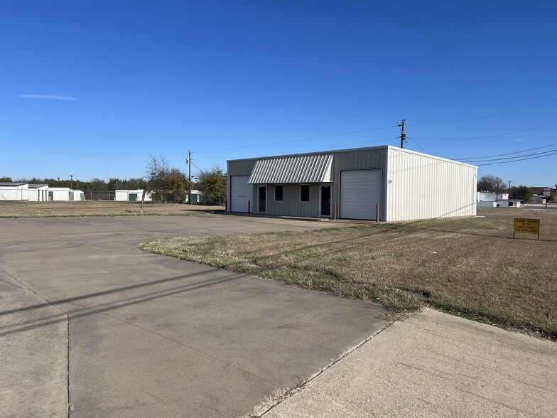 408 W Kilpatrick Ave, Cleburne, TX for lease - Building Photo - Image 2 of 7