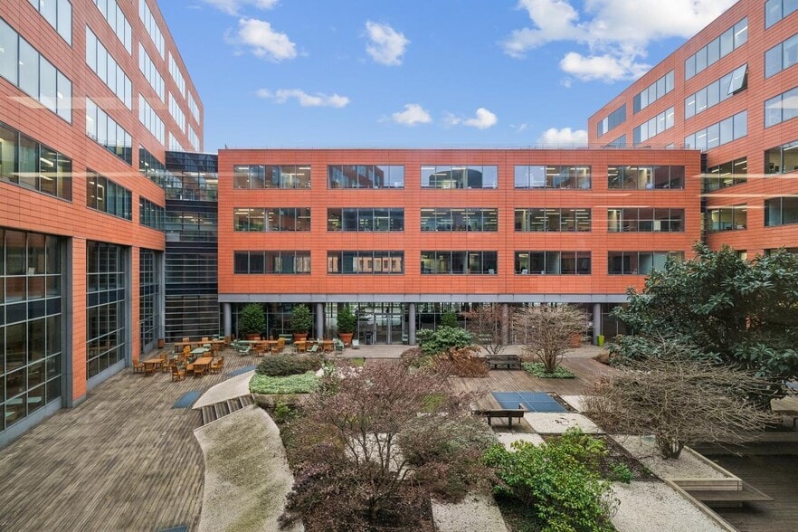 Office in Paris for lease - Building Photo - Image 1 of 18