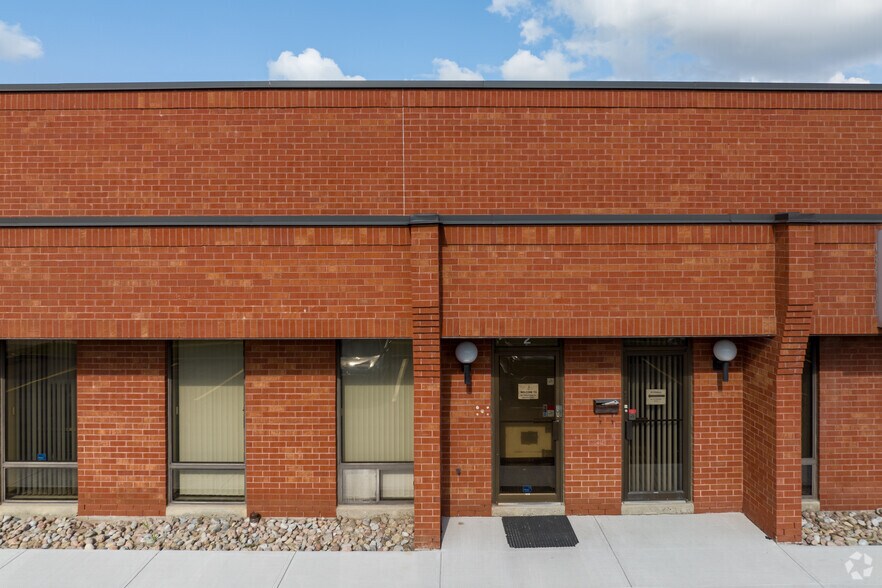 188 Wilkinson Rd, Brampton, ON à louer - Photo du bâtiment - Image 3 de 4