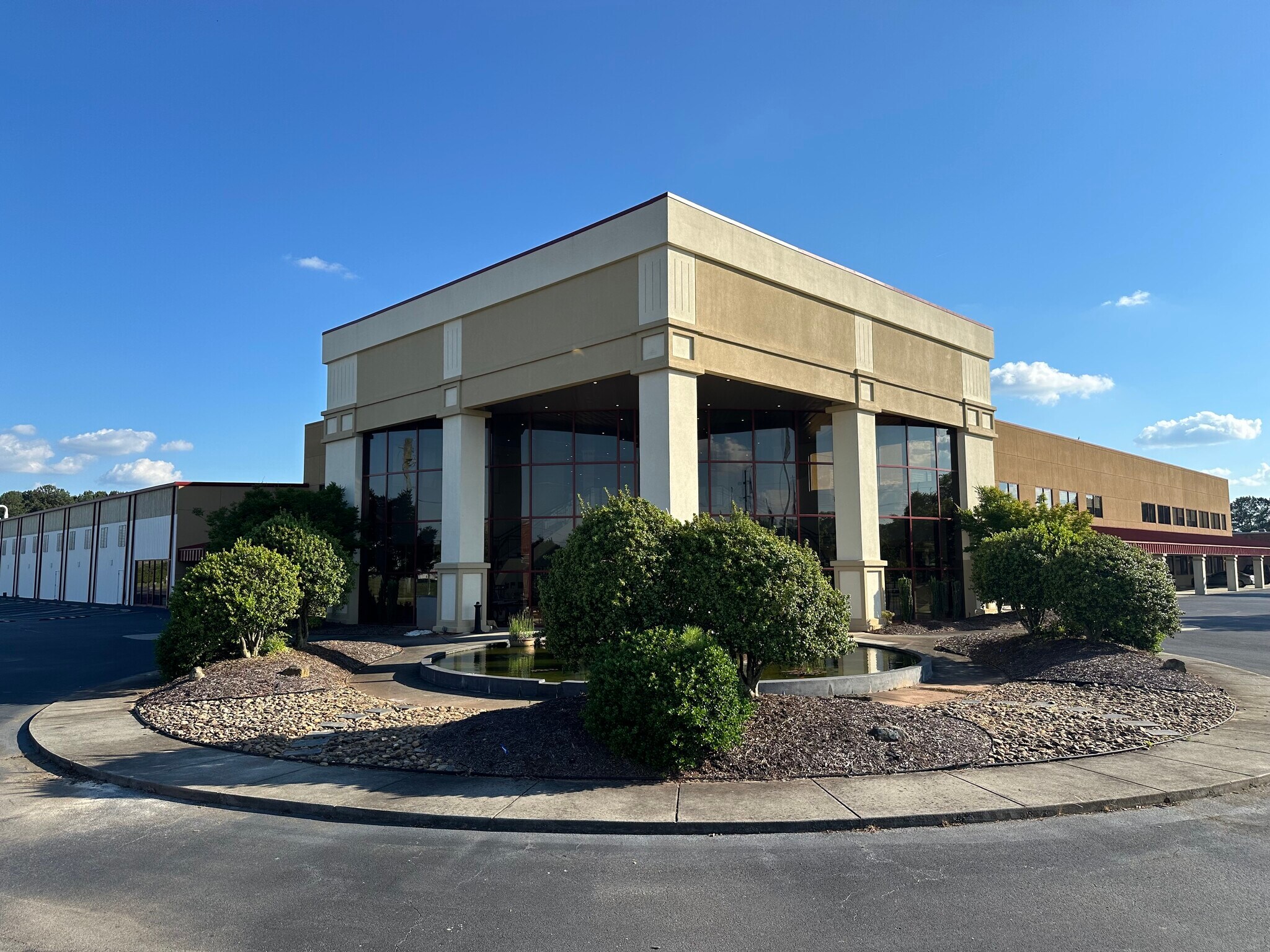 362 Industrial Park Dr, Lawrenceville, GA à louer Photo du bâtiment- Image 1 de 8