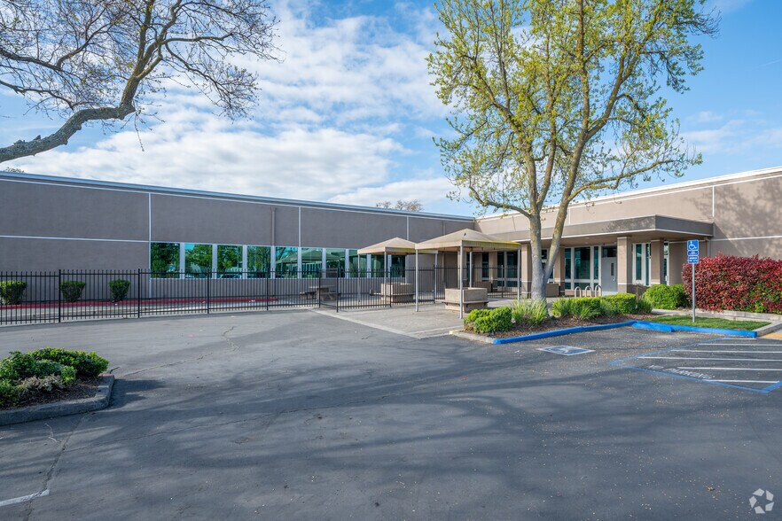 9738 Lincoln Village Dr, Sacramento, CA à louer - Photo du bâtiment - Image 3 de 8