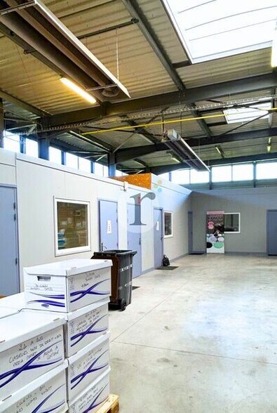 Flex in Houplines for lease - Interior Photo - Image 3 of 5