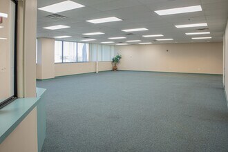 1205 N Ed Carey Dr, Harlingen, TX à louer Photo du bâtiment- Image 2 de 10