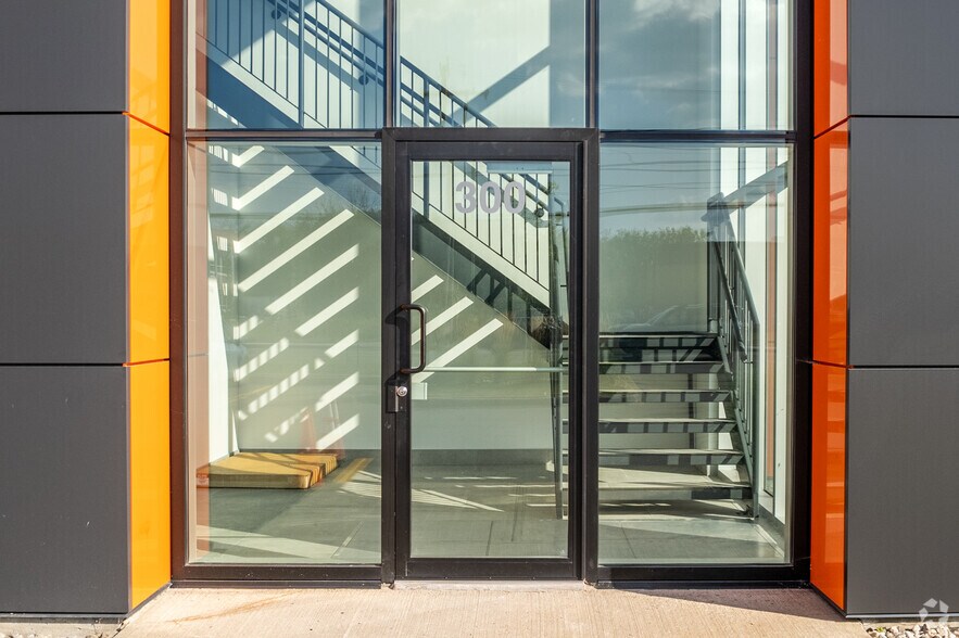 17660 Rue Charles, Mirabel, QC à louer - Photo du bâtiment - Image 3 de 6