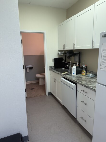 3220 W Charleston Blvd, Las Vegas, NV à louer - Photo du bâtiment - Image 3 de 28