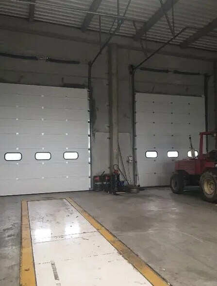 Flex in Carvin for lease - Interior Photo - Image 3 of 3