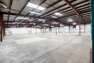 2210 Commerce Point Dr, Lakeland, FL for lease Interior Photo- Image 2 of 4