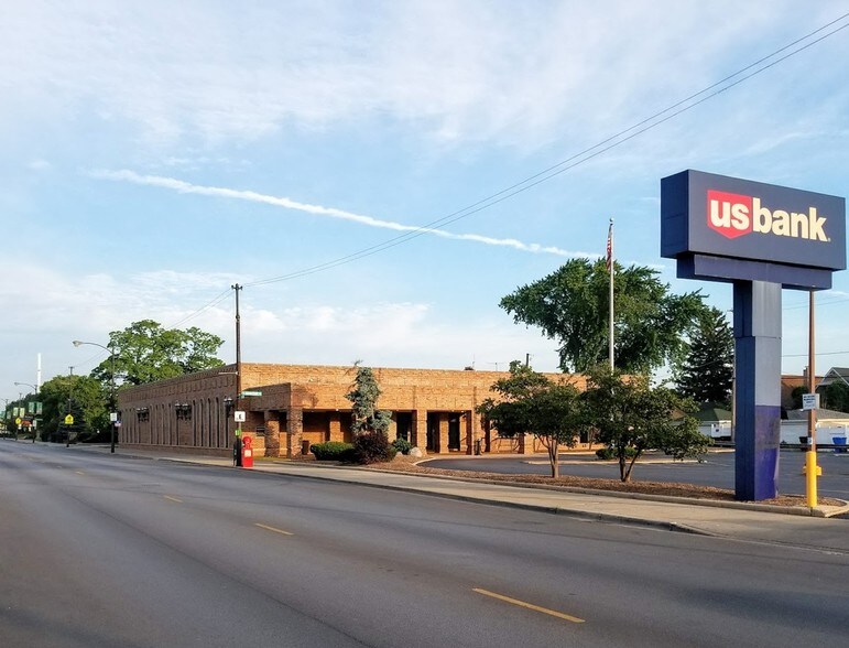 5850 W Belmont Ave, Chicago, IL à vendre - Photo du bâtiment - Image 3 de 8